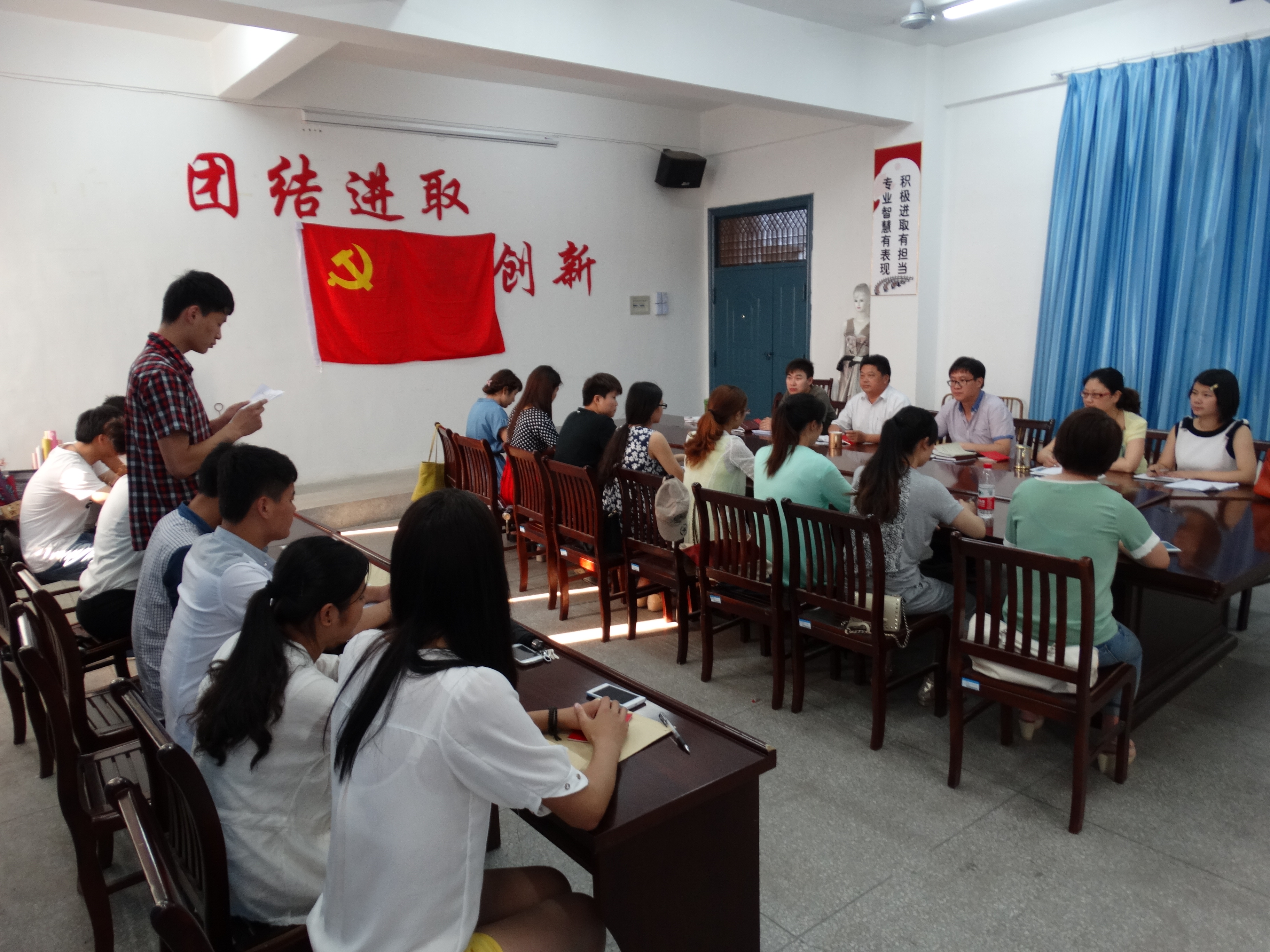 我系举行新党员入党宣誓仪式